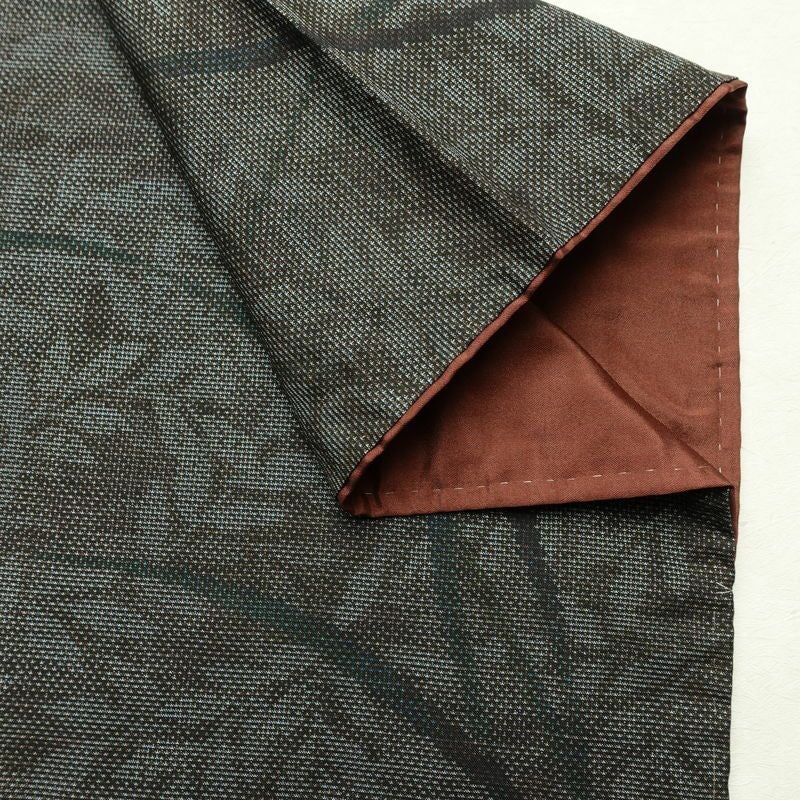 本場大島紬 大島紬 都喜ヱ門 良品 純泥染 正絹 木の葉・植物柄 袷仕立て 身丈160cm 裄丈64cm リサイクル着物 一部しつけ糸付き 着物 モダン 洒落 茶_画像13