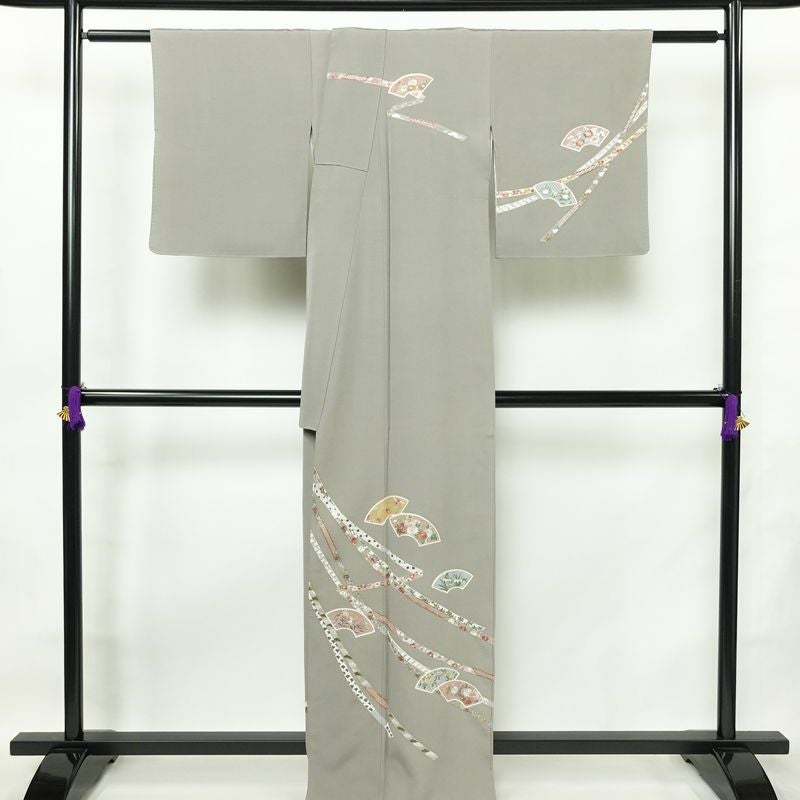 訪問着 良品 スワトウ刺繍 縮緬 正絹 古典柄 袷仕立て 身丈164.5cm 裄丈65cm リサイクル着物 着物 刺繍 共八掛 金糸 入学式 卒業式 結婚式 七五三 パーティー お宮参り フォーマル 上品 扇面 紅葉 菖蒲 松 菊 グレー_画像2