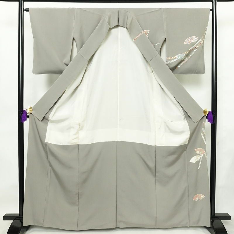 訪問着 良品 スワトウ刺繍 縮緬 正絹 古典柄 袷仕立て 身丈164.5cm 裄丈65cm リサイクル着物 着物 刺繍 共八掛 金糸 入学式 卒業式 結婚式 七五三 パーティー お宮参り フォーマル 上品 扇面 紅葉 菖蒲 松 菊 グレー_画像3