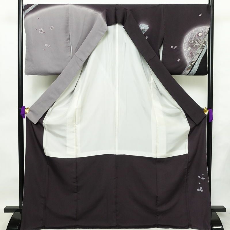 付け下げ 付下訪問着 良品 落款入り 金駒刺繍 縮緬 トールサイズ 正絹 古典柄 袷仕立て 身丈175cm 裄丈70cm リサイクル着物 着物 金彩 入学式 卒業式 七五三 パーティー フォーマル おしゃれ 紫・藤色_画像3