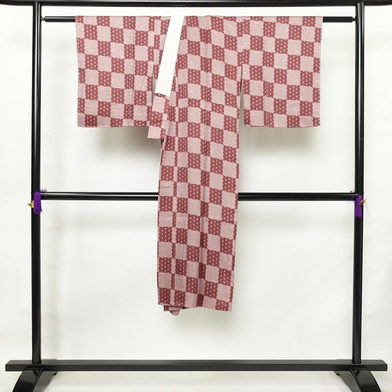 長襦袢 美品 しつけ糸付き 綸子 正絹 チェック・格子柄 袖無双・胴抜き 身丈126cm 裄丈67.5cm 麻の葉 市松 カジュアル ピンク_画像2