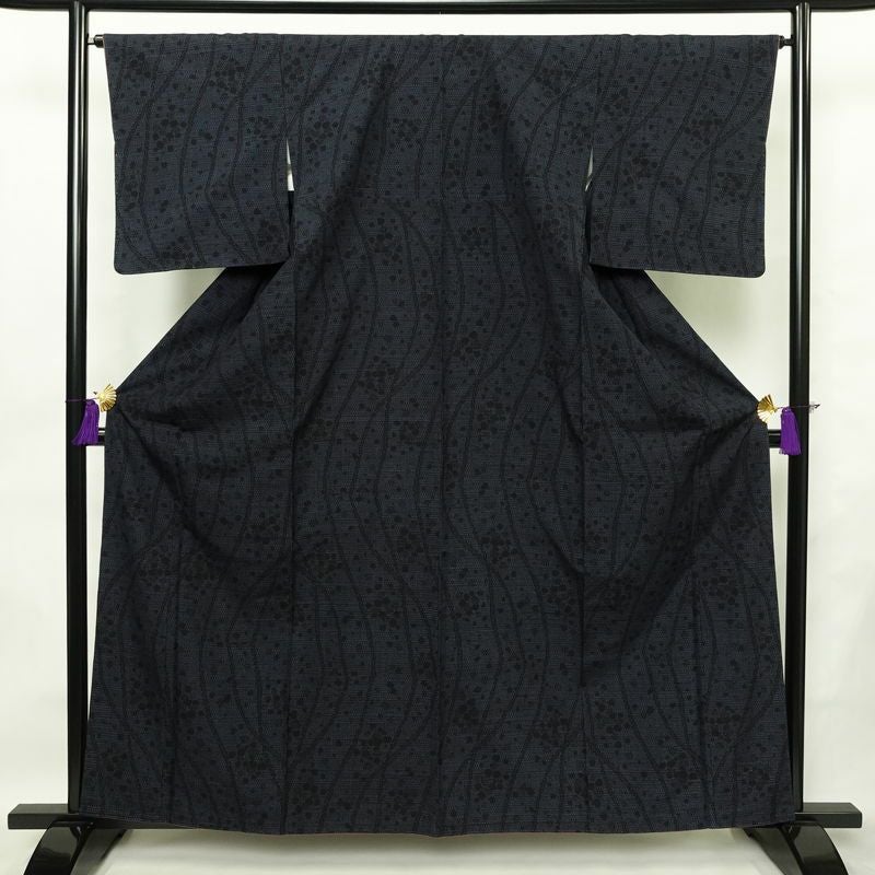 紬 美品 正絹 幾何学柄・抽象柄 袷仕立て 身丈160.5cm 裄丈65.5cm 一部しつけ糸付き 街着 カジュアル 粋 つむぎ着物 リサイクル着物 着物 青・紺_画像1