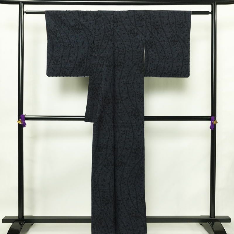 紬 美品 正絹 幾何学柄・抽象柄 袷仕立て 身丈160.5cm 裄丈65.5cm 一部しつけ糸付き 街着 カジュアル 粋 つむぎ着物 リサイクル着物 着物 青・紺_画像2