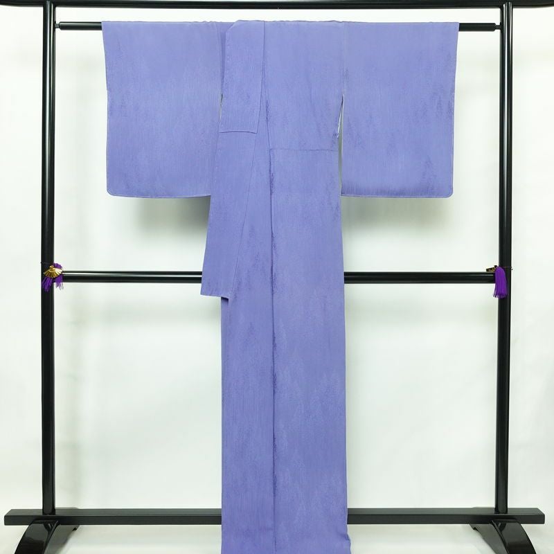 色無地 良品 しつけ糸付き 一つ紋付き 正絹 風景柄 袷仕立て 身丈165.5cm 裄丈68.5cm フォーマル 着物 付下風 入学式 卒業式 桔梗色 くすみ青紫 紫・藤色_画像2