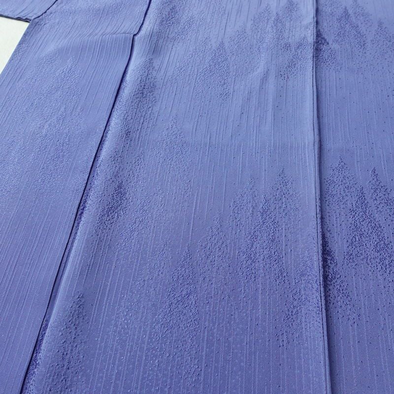 色無地 良品 しつけ糸付き 一つ紋付き 正絹 風景柄 袷仕立て 身丈165.5cm 裄丈68.5cm フォーマル 着物 付下風 入学式 卒業式 桔梗色 くすみ青紫 紫・藤色_画像5