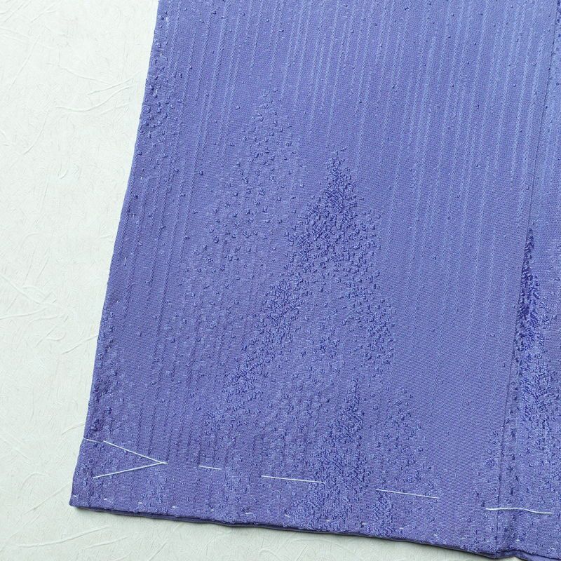 色無地 良品 しつけ糸付き 一つ紋付き 正絹 風景柄 袷仕立て 身丈165.5cm 裄丈68.5cm フォーマル 着物 付下風 入学式 卒業式 桔梗色 くすみ青紫 紫・藤色_画像12