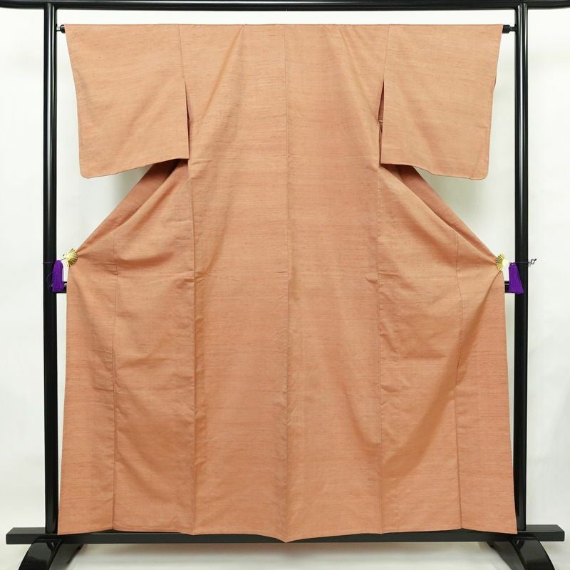 単衣 紬 良品 草木染 しつけ糸付き 正絹 無地 単衣仕立て 身丈158.5cm 裄丈64.5cm シンプル 着物 ピンクオレンジ 橙_画像1