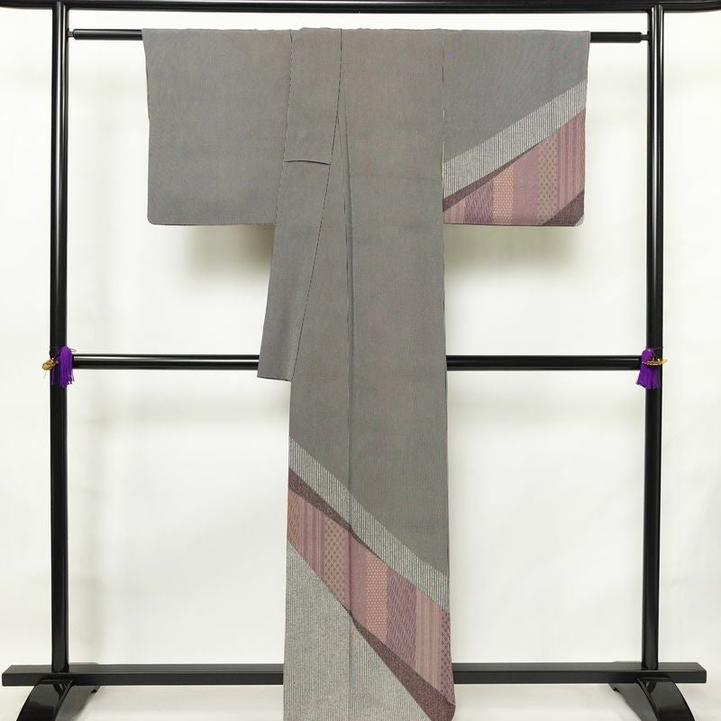 付け下げ 良品 縮緬 正絹 縞柄・線柄 袷仕立て 身丈163.5cm 裄丈67.5cm フォーマル パーティー モダン 粋 洒落 細縞 着物 黒_画像2