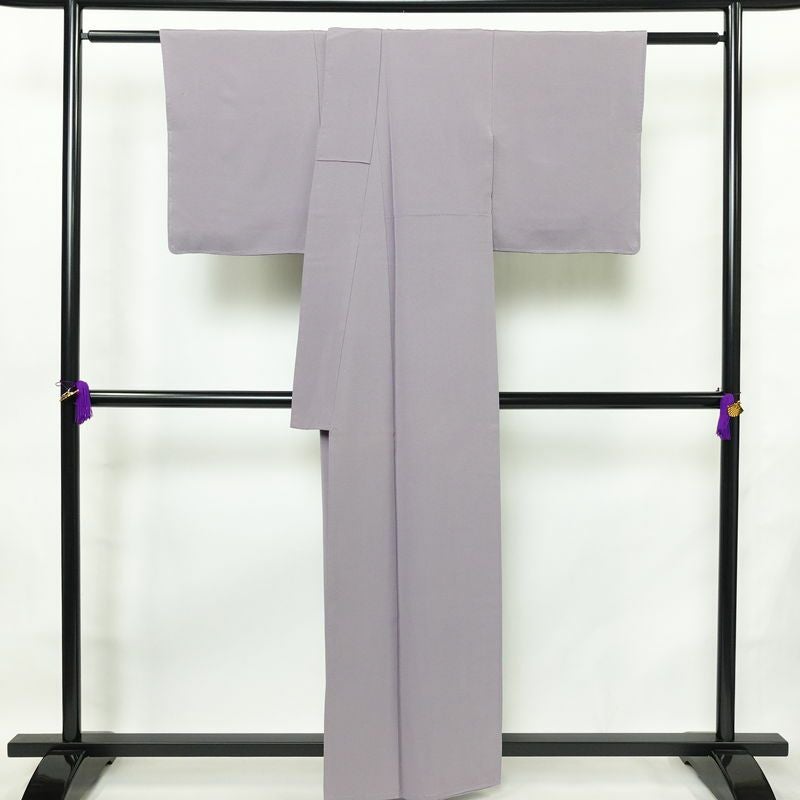 色無地 美品 本場奄美大島泥染 伝統染色 色泥染 証紙あり 丹後ちりめん しつけ糸付き 縮緬 一つ紋付き 正絹 無地 袷仕立て 身丈160cm 裄丈64.5cm 共八掛 フォーマル 着物 お茶会 紫・藤色_画像2