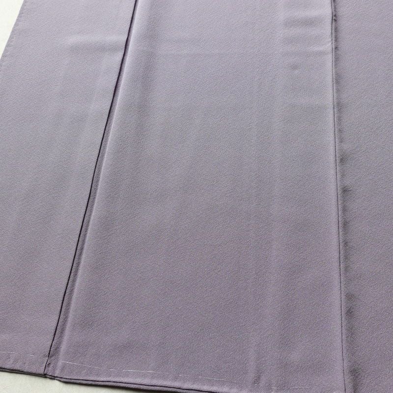 色無地 美品 本場奄美大島泥染 伝統染色 色泥染 証紙あり 丹後ちりめん しつけ糸付き 縮緬 一つ紋付き 正絹 無地 袷仕立て 身丈160cm 裄丈64.5cm 共八掛 フォーマル 着物 お茶会 紫・藤色_画像4