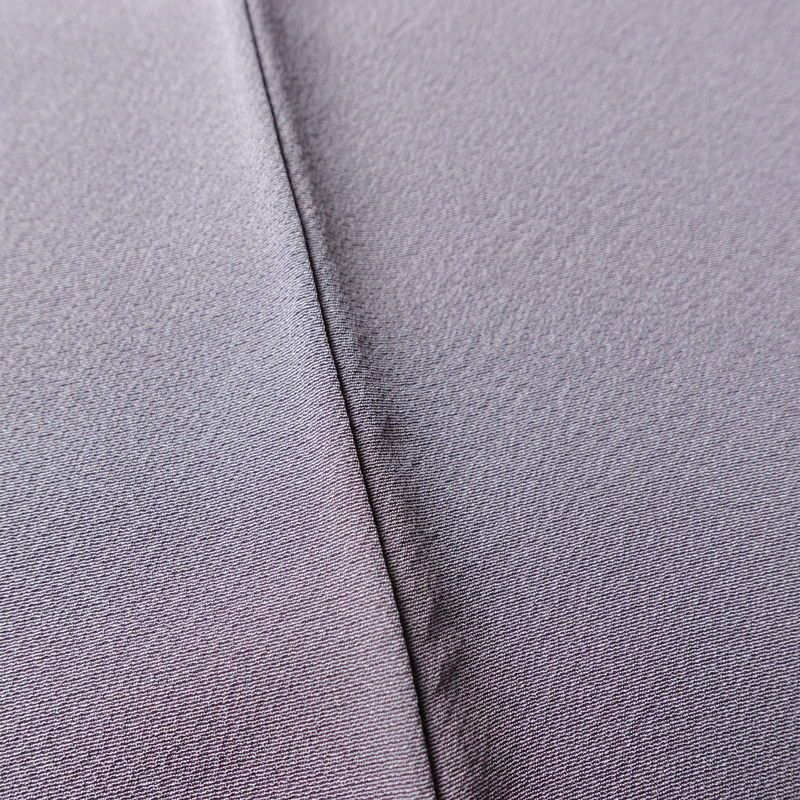 色無地 美品 本場奄美大島泥染 伝統染色 色泥染 証紙あり 丹後ちりめん しつけ糸付き 縮緬 一つ紋付き 正絹 無地 袷仕立て 身丈160cm 裄丈64.5cm 共八掛 フォーマル 着物 お茶会 紫・藤色_画像9