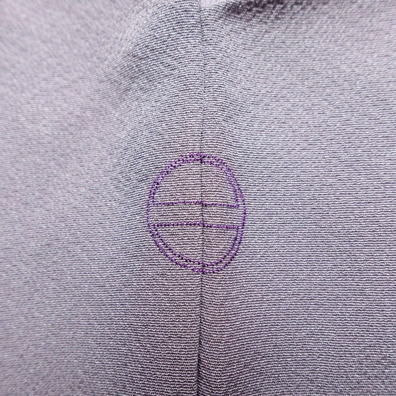 色無地 美品 本場奄美大島泥染 伝統染色 色泥染 証紙あり 丹後ちりめん しつけ糸付き 縮緬 一つ紋付き 正絹 無地 袷仕立て 身丈160cm 裄丈64.5cm 共八掛 フォーマル 着物 お茶会 紫・藤色_画像12