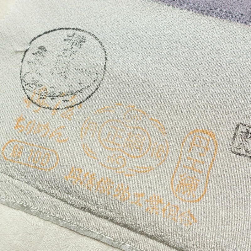 色無地 美品 本場奄美大島泥染 伝統染色 色泥染 証紙あり 丹後ちりめん しつけ糸付き 縮緬 一つ紋付き 正絹 無地 袷仕立て 身丈160cm 裄丈64.5cm 共八掛 フォーマル 着物 お茶会 紫・藤色_画像21