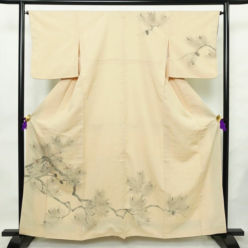 付け下げ 縮緬 一つ紋付き 正絹 木の葉・植物柄 袷仕立て 身丈159.5cm 裄丈64.5cm リサイクル着物 着物 刺繍 松 ベージュ_画像1