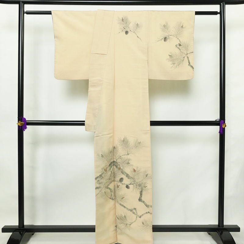 付け下げ 縮緬 一つ紋付き 正絹 木の葉・植物柄 袷仕立て 身丈159.5cm 裄丈64.5cm リサイクル着物 着物 刺繍 松 ベージュ_画像2
