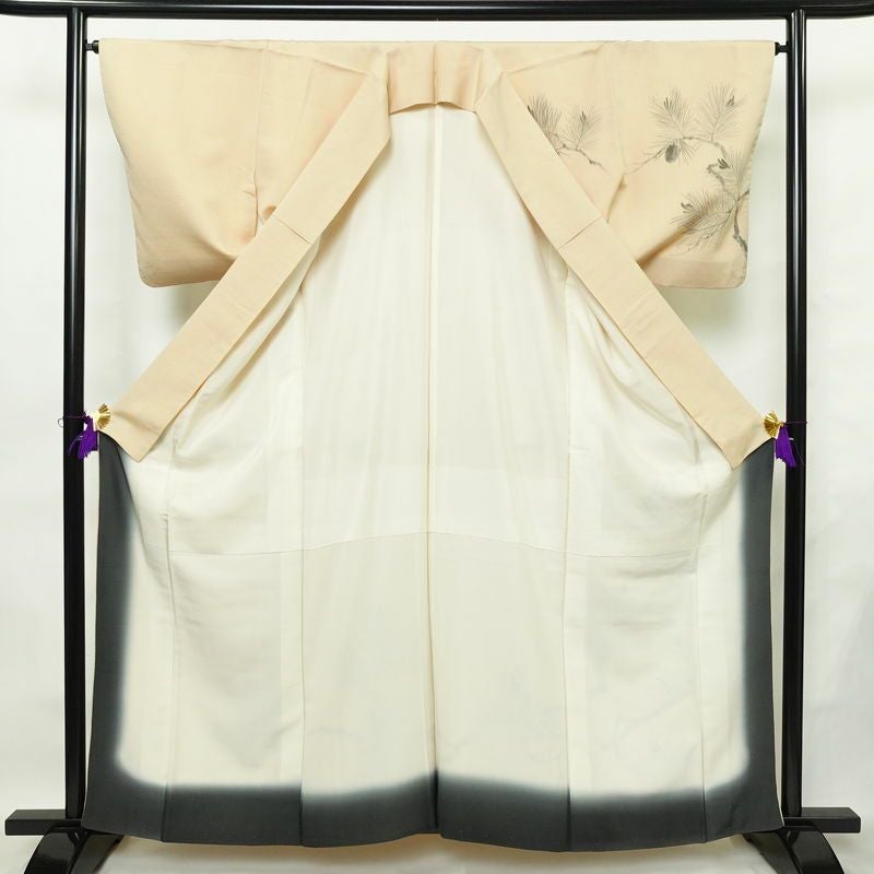 付け下げ 縮緬 一つ紋付き 正絹 木の葉・植物柄 袷仕立て 身丈159.5cm 裄丈64.5cm リサイクル着物 着物 刺繍 松 ベージュ_画像3