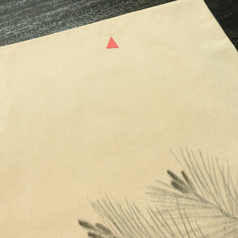 付け下げ 縮緬 一つ紋付き 正絹 木の葉・植物柄 袷仕立て 身丈159.5cm 裄丈64.5cm リサイクル着物 着物 刺繍 松 ベージュ_画像14