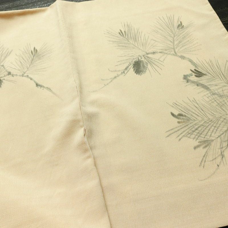 付け下げ 縮緬 一つ紋付き 正絹 木の葉・植物柄 袷仕立て 身丈159.5cm 裄丈64.5cm リサイクル着物 着物 刺繍 松 ベージュ_画像17