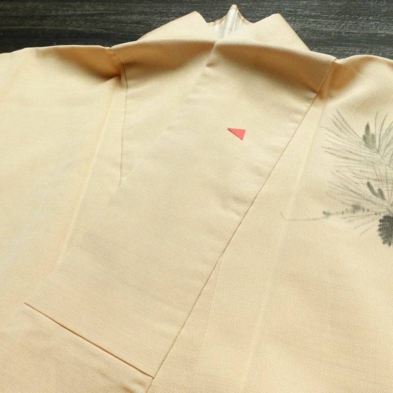 付け下げ 縮緬 一つ紋付き 正絹 木の葉・植物柄 袷仕立て 身丈159.5cm 裄丈64.5cm リサイクル着物 着物 刺繍 松 ベージュ_画像19