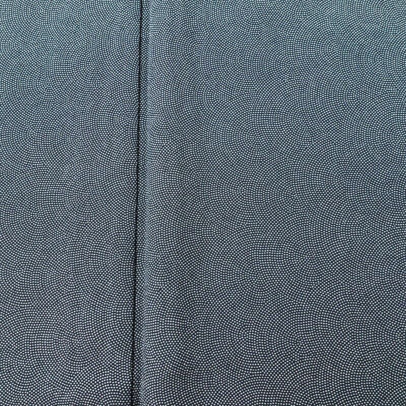 単衣 小紋 鮫小紋 良品 しつけ糸付き 縮緬 ポリエステル 単衣仕立て 身丈167cm 裄丈66.5cm リサイクル着物 着物 くすみブルー 青・紺_画像6