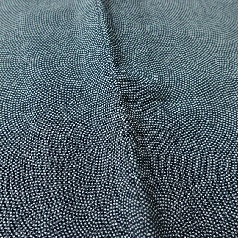 単衣 小紋 鮫小紋 良品 しつけ糸付き 縮緬 ポリエステル 単衣仕立て 身丈167cm 裄丈66.5cm リサイクル着物 着物 くすみブルー 青・紺_画像10