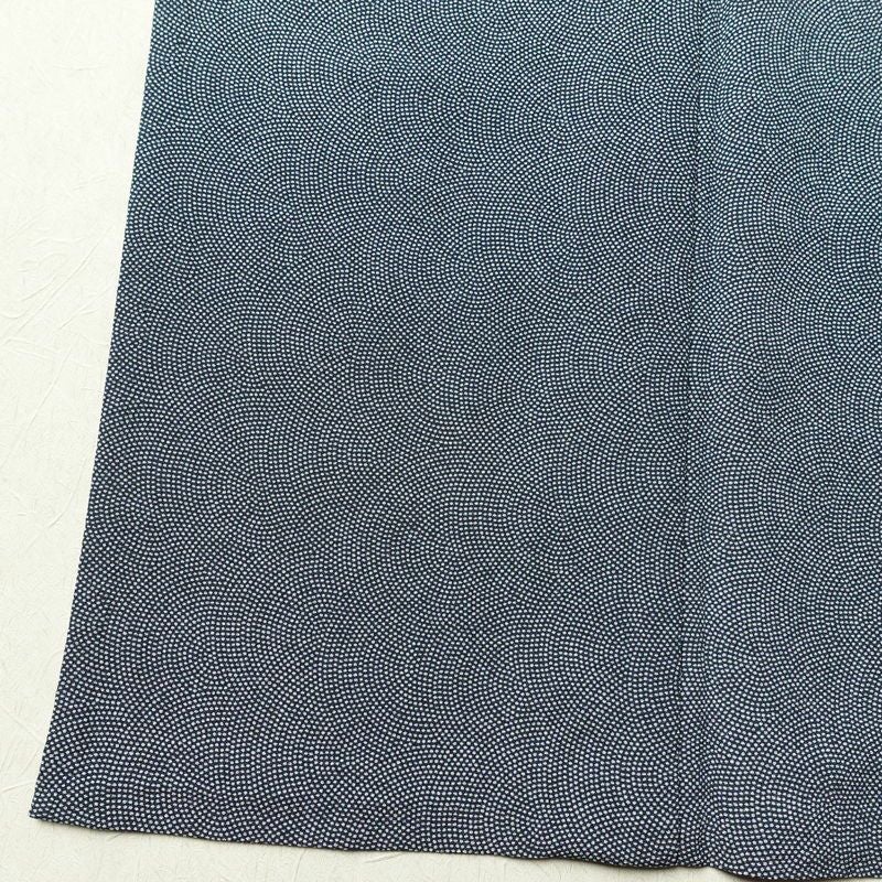 単衣 小紋 鮫小紋 良品 しつけ糸付き 縮緬 ポリエステル 単衣仕立て 身丈167cm 裄丈66.5cm リサイクル着物 着物 くすみブルー 青・紺_画像12