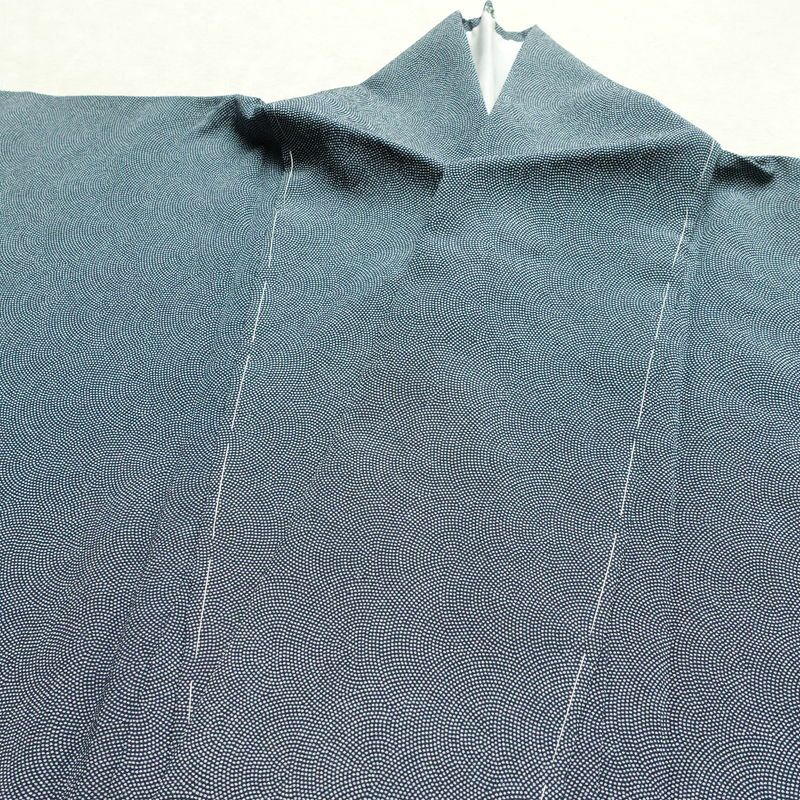 単衣 小紋 鮫小紋 良品 しつけ糸付き 縮緬 ポリエステル 単衣仕立て 身丈167cm 裄丈66.5cm リサイクル着物 着物 くすみブルー 青・紺_画像16