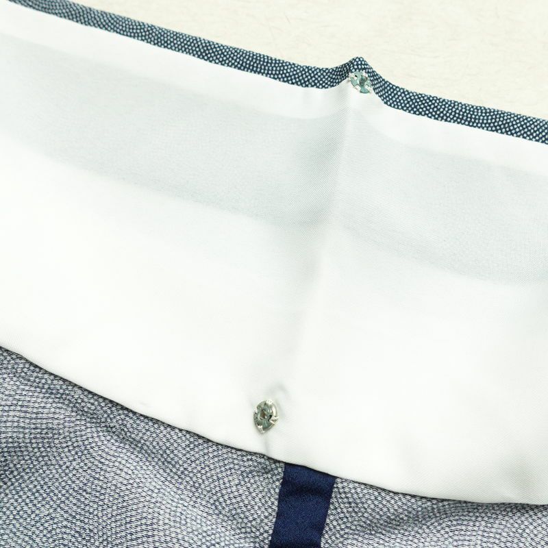 単衣 小紋 鮫小紋 良品 しつけ糸付き 縮緬 ポリエステル 単衣仕立て 身丈167cm 裄丈66.5cm リサイクル着物 着物 くすみブルー 青・紺_画像18