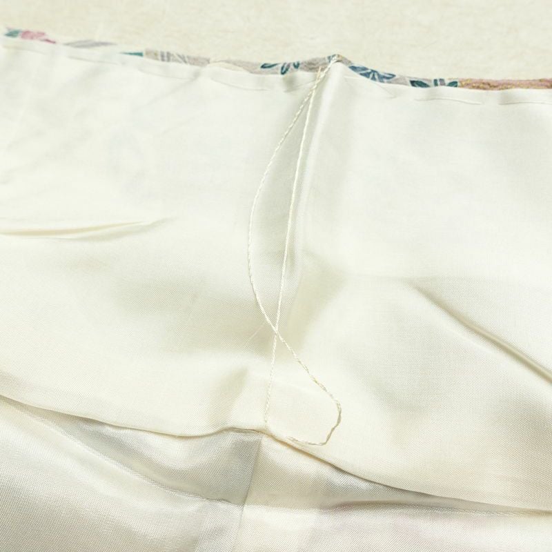 小紋 良品 しつけ糸付き 縮緬 正絹 花柄 袷仕立て 身丈162.5cm 裄丈66cm リサイクル着物 着物 金彩 多色使い_画像19