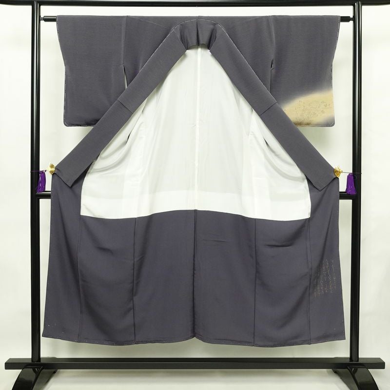 付け下げ 美品 落款入り しつけ糸付き 正絹 人物・動物柄 袷仕立て 身丈148cm 裄丈61.5cm リサイクル着物 着物 箔 紫・藤色_画像3