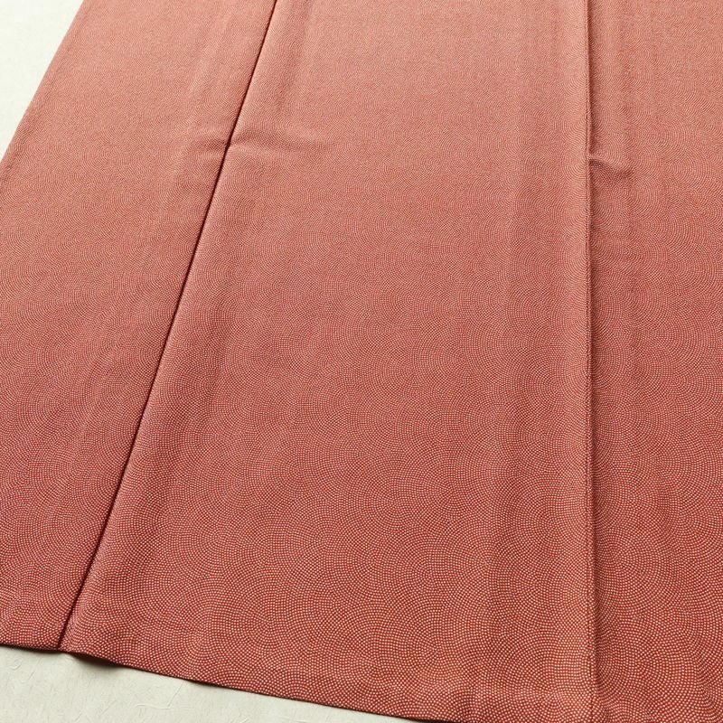 単衣 小紋 鮫小紋 美品 縮緬 しつけ糸付き ポリエステル 単衣仕立て 身丈166cm 裄丈66.5cm リサイクル着物 着物 銀朱 赤・朱_画像4
