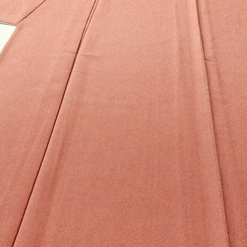 単衣 小紋 鮫小紋 美品 縮緬 しつけ糸付き ポリエステル 単衣仕立て 身丈166cm 裄丈66.5cm リサイクル着物 着物 銀朱 赤・朱_画像5