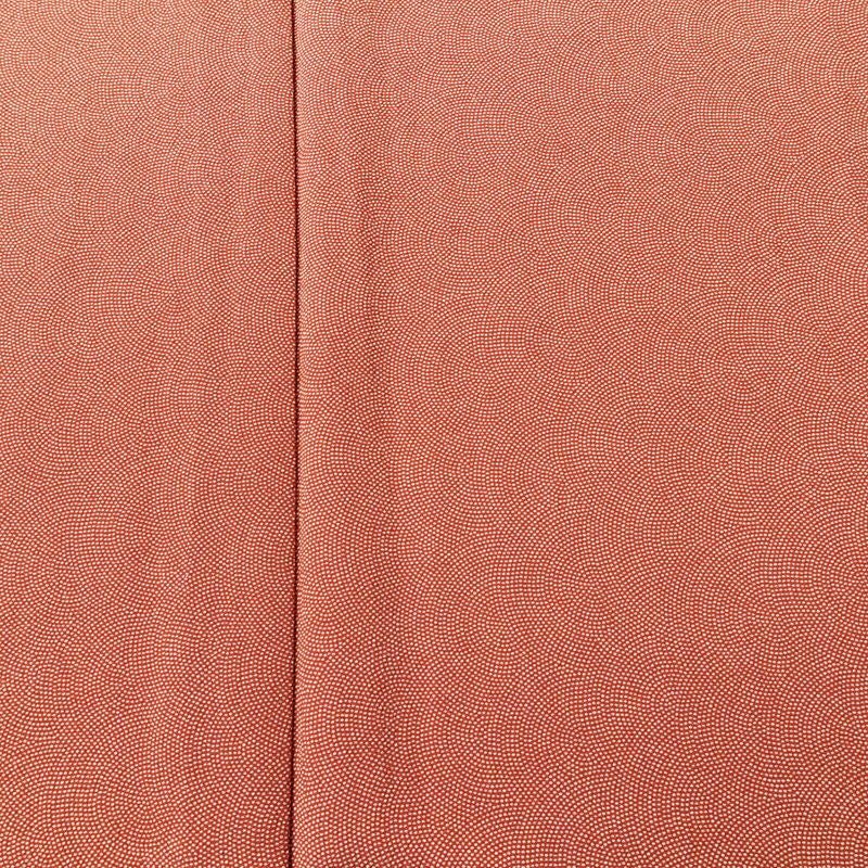 単衣 小紋 鮫小紋 美品 縮緬 しつけ糸付き ポリエステル 単衣仕立て 身丈166cm 裄丈66.5cm リサイクル着物 着物 銀朱 赤・朱_画像6