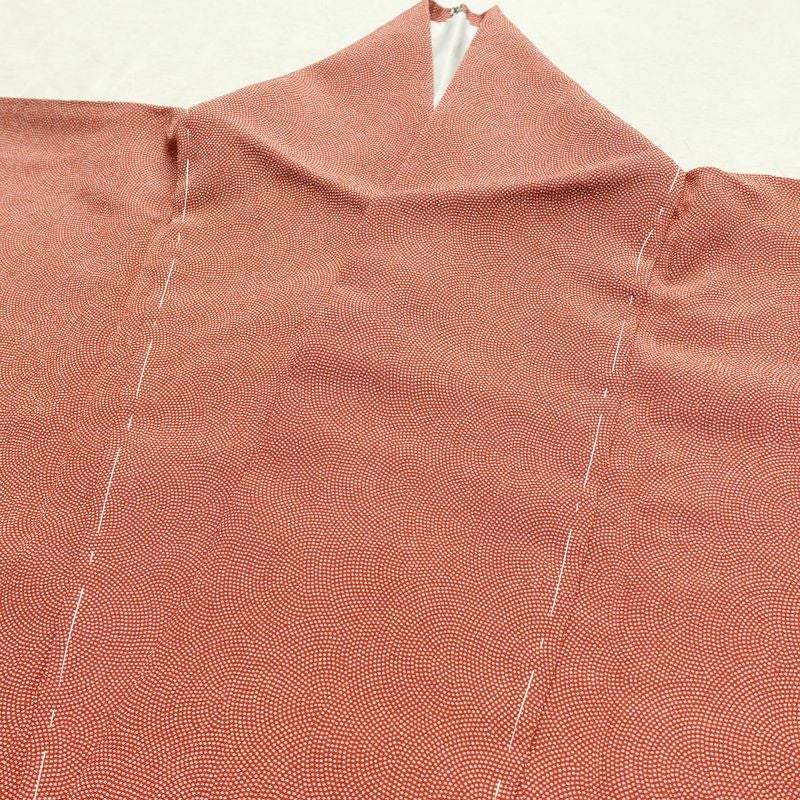 単衣 小紋 鮫小紋 美品 縮緬 しつけ糸付き ポリエステル 単衣仕立て 身丈166cm 裄丈66.5cm リサイクル着物 着物 銀朱 赤・朱_画像15