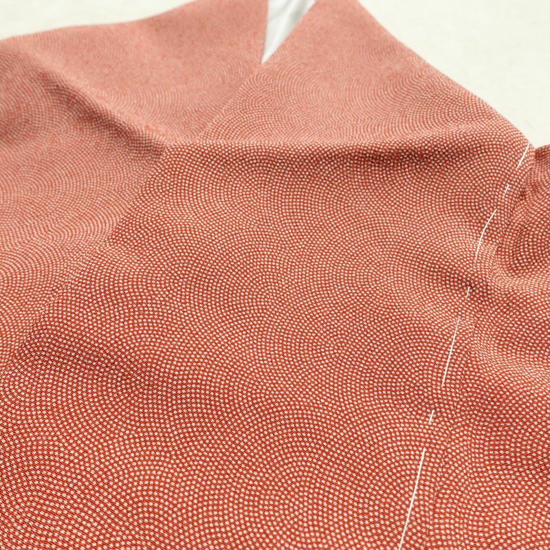 単衣 小紋 鮫小紋 美品 縮緬 しつけ糸付き ポリエステル 単衣仕立て 身丈166cm 裄丈66.5cm リサイクル着物 着物 銀朱 赤・朱_画像16