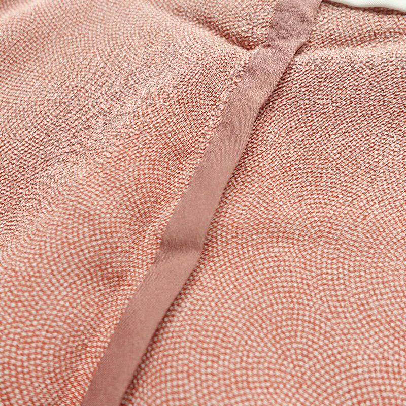 単衣 小紋 鮫小紋 美品 縮緬 しつけ糸付き ポリエステル 単衣仕立て 身丈166cm 裄丈66.5cm リサイクル着物 着物 銀朱 赤・朱_画像19