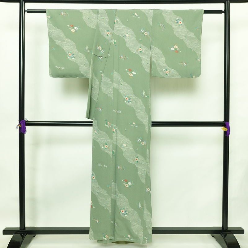 小紋 良品 しつけ糸付き 縮緬 正絹 花柄 袷仕立て 身丈157.5cm 裄丈66.5cm リサイクル着物 着物 金彩 緑・うぐいす色_画像2