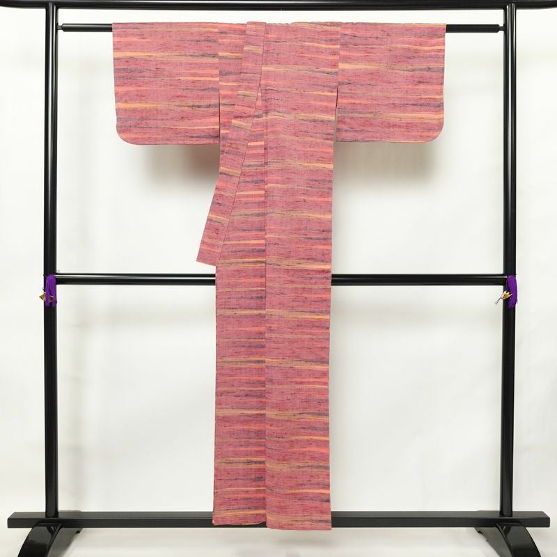 単衣 紬 良品 バチ衿仕立て 正絹 縞柄・線柄 単衣仕立て 身丈151.5cm 裄丈63cm リサイクル着物 着物 紬地 ピンク_画像2