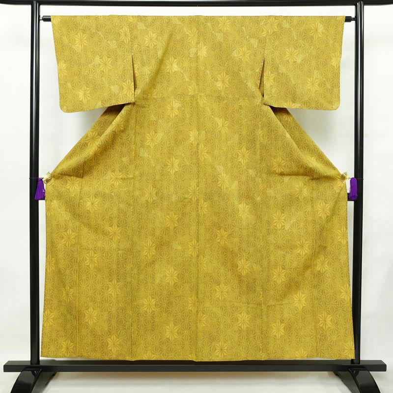 単衣 紬 正絹 麻の葉柄 単衣仕立て 身丈154cm 裄丈63cm リサイクル着物 着物 モダン 紬地 黄・黄土色_画像1