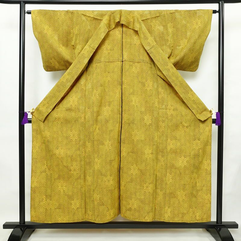 単衣 紬 正絹 麻の葉柄 単衣仕立て 身丈154cm 裄丈63cm リサイクル着物 着物 モダン 紬地 黄・黄土色_画像3