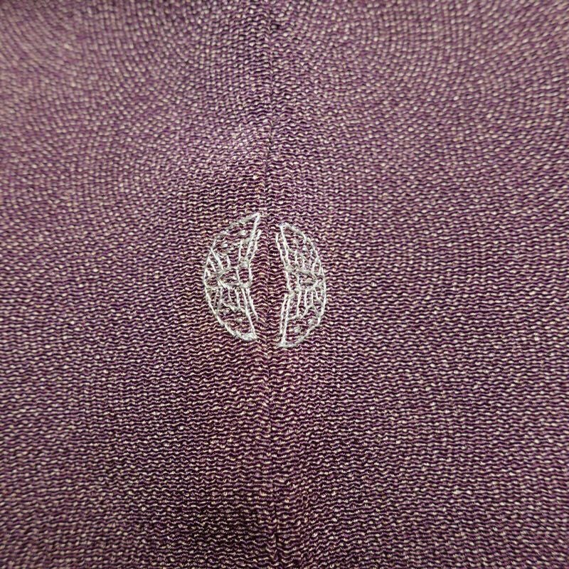 単衣 色無地 鮫小紋 縮緬 一つ紋付き 正絹 流水・波柄 単衣仕立て 身丈156.5cm 裄丈63cm リサイクル着物 着物 お茶会 紫・藤色_画像10