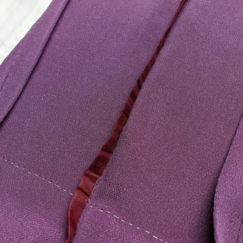 単衣 色無地 鮫小紋 縮緬 一つ紋付き 正絹 流水・波柄 単衣仕立て 身丈156.5cm 裄丈63cm リサイクル着物 着物 お茶会 紫・藤色_画像18