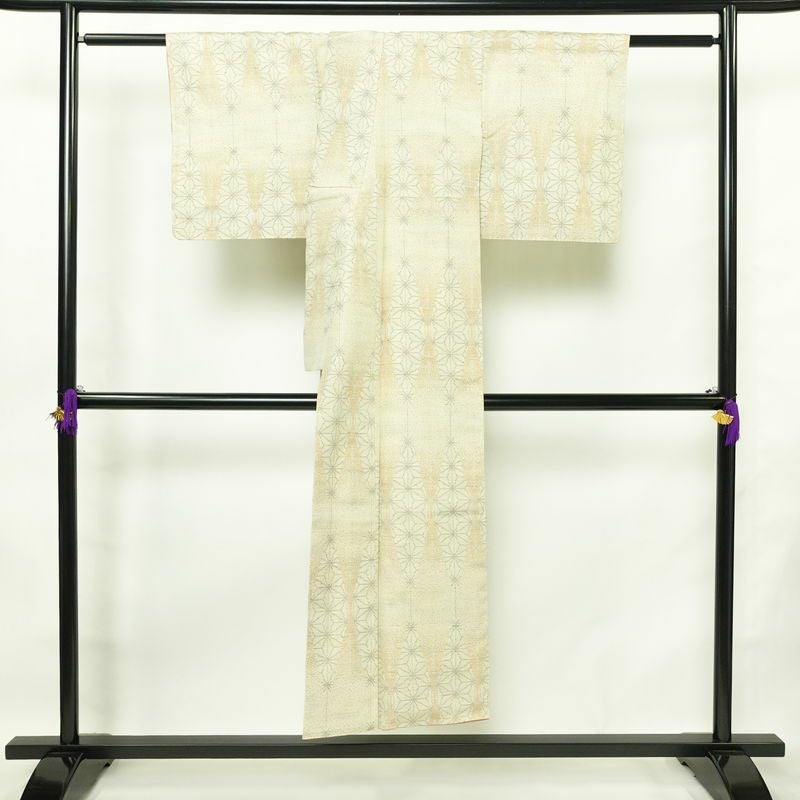 紬 正絹 麻の葉柄 袷仕立て 身丈144.5cm 裄丈61.5cm リサイクル着物 着物 モダン クリーム_画像2