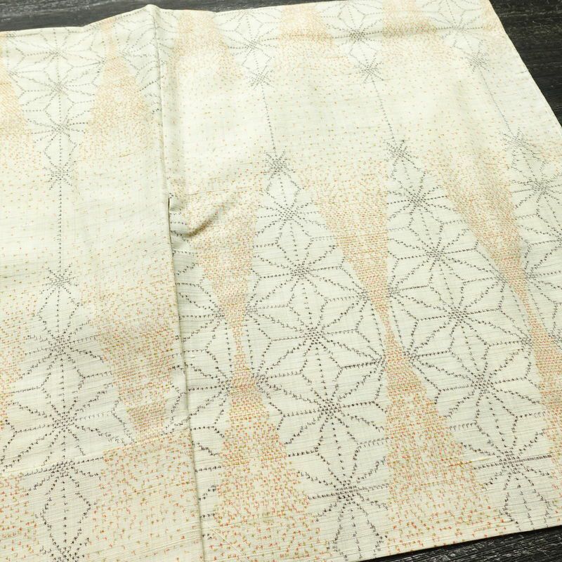 紬 正絹 麻の葉柄 袷仕立て 身丈144.5cm 裄丈61.5cm リサイクル着物 着物 モダン クリーム_画像12