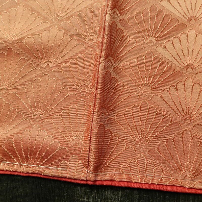 付け下げ 良品 しつけ糸付き 綸子 正絹 古典柄 袷仕立て 身丈161cm 裄丈64.5cm リサイクル着物 着物 入学式 卒業式 七五三 お宮参り フォーマル シンプル 上品 ベージュ_画像9