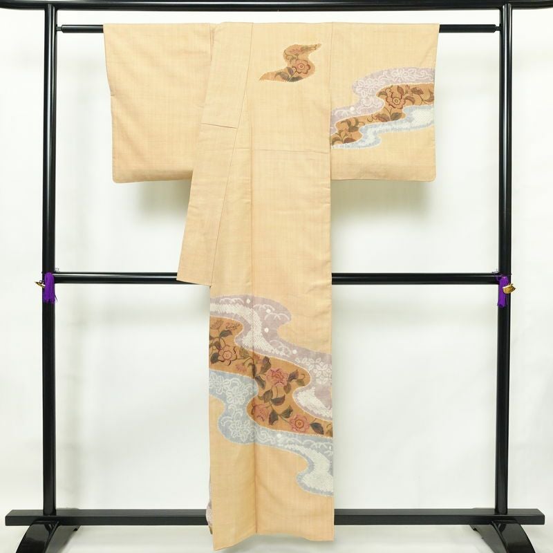 付け下げ 相良刺繍 絞り 正絹 花柄 袷仕立て 身丈157cm 裄丈65cm リサイクル着物 着物 刺繍 紬地 ベージュ_画像2