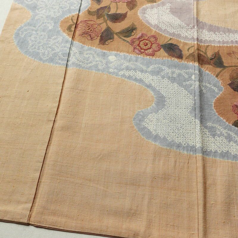 付け下げ 相良刺繍 絞り 正絹 花柄 袷仕立て 身丈157cm 裄丈65cm リサイクル着物 着物 刺繍 紬地 ベージュ_画像4