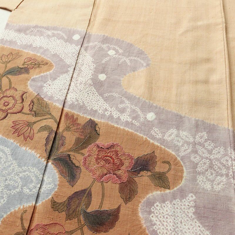 付け下げ 相良刺繍 絞り 正絹 花柄 袷仕立て 身丈157cm 裄丈65cm リサイクル着物 着物 刺繍 紬地 ベージュ_画像5