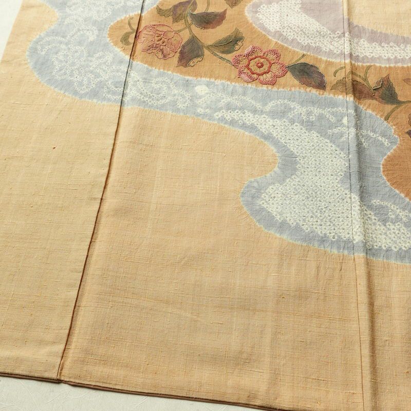 付け下げ 相良刺繍 絞り 正絹 花柄 袷仕立て 身丈157cm 裄丈65cm リサイクル着物 着物 刺繍 紬地 ベージュ_画像6