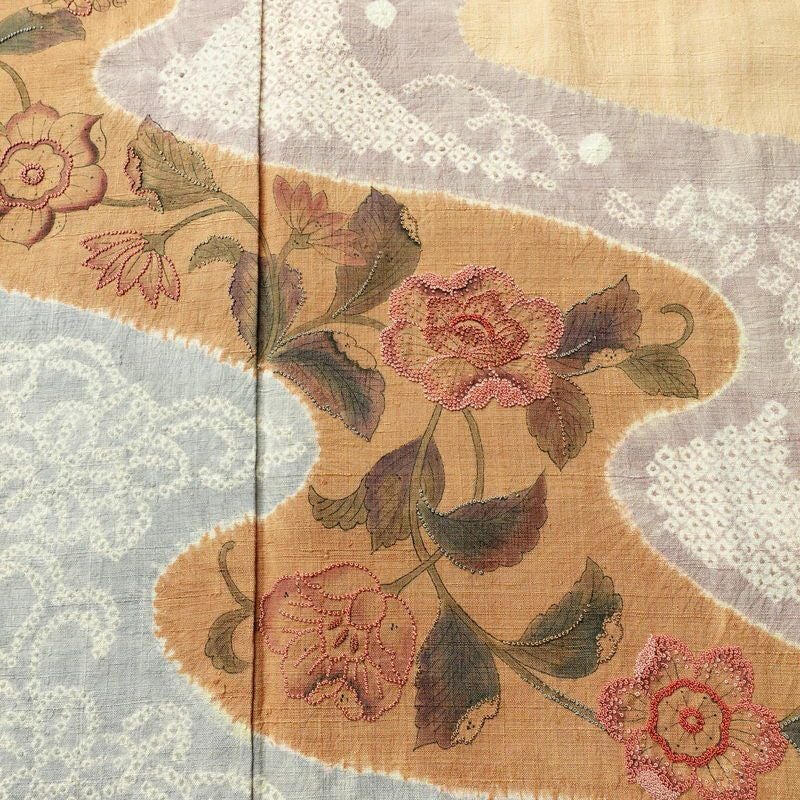 付け下げ 相良刺繍 絞り 正絹 花柄 袷仕立て 身丈157cm 裄丈65cm リサイクル着物 着物 刺繍 紬地 ベージュ_画像8